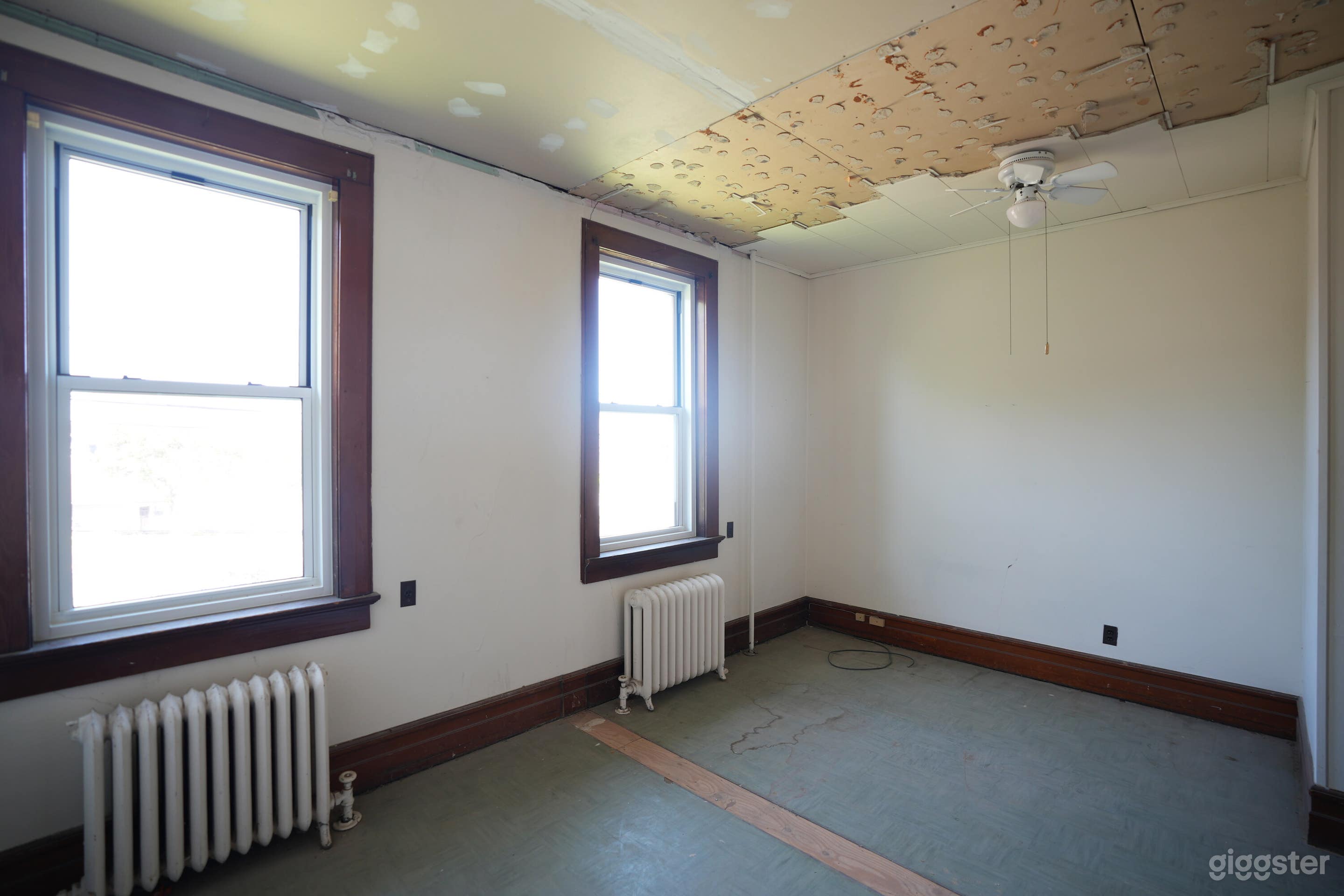 Expansive Bright School with Home Office and Warm Ambiance Photo 3