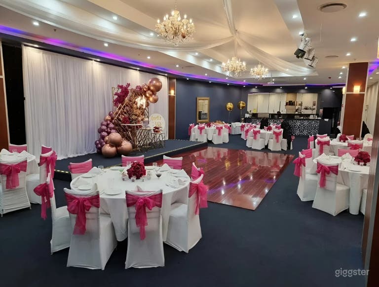  Elegante Crystal Room per Eventi con Palco e Illuminazione 