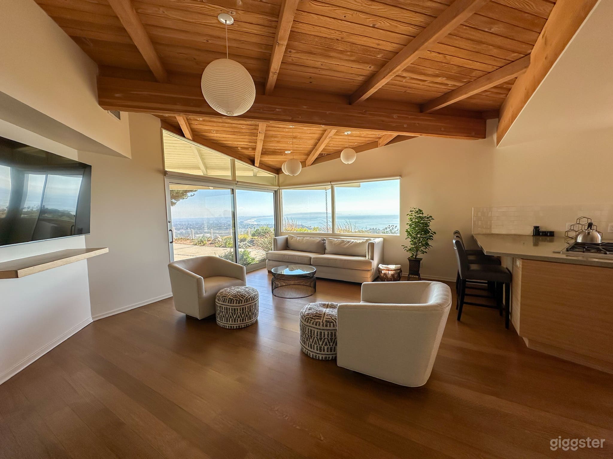 Beautiful Modern House with City &amp; Ocean Views Photo 1