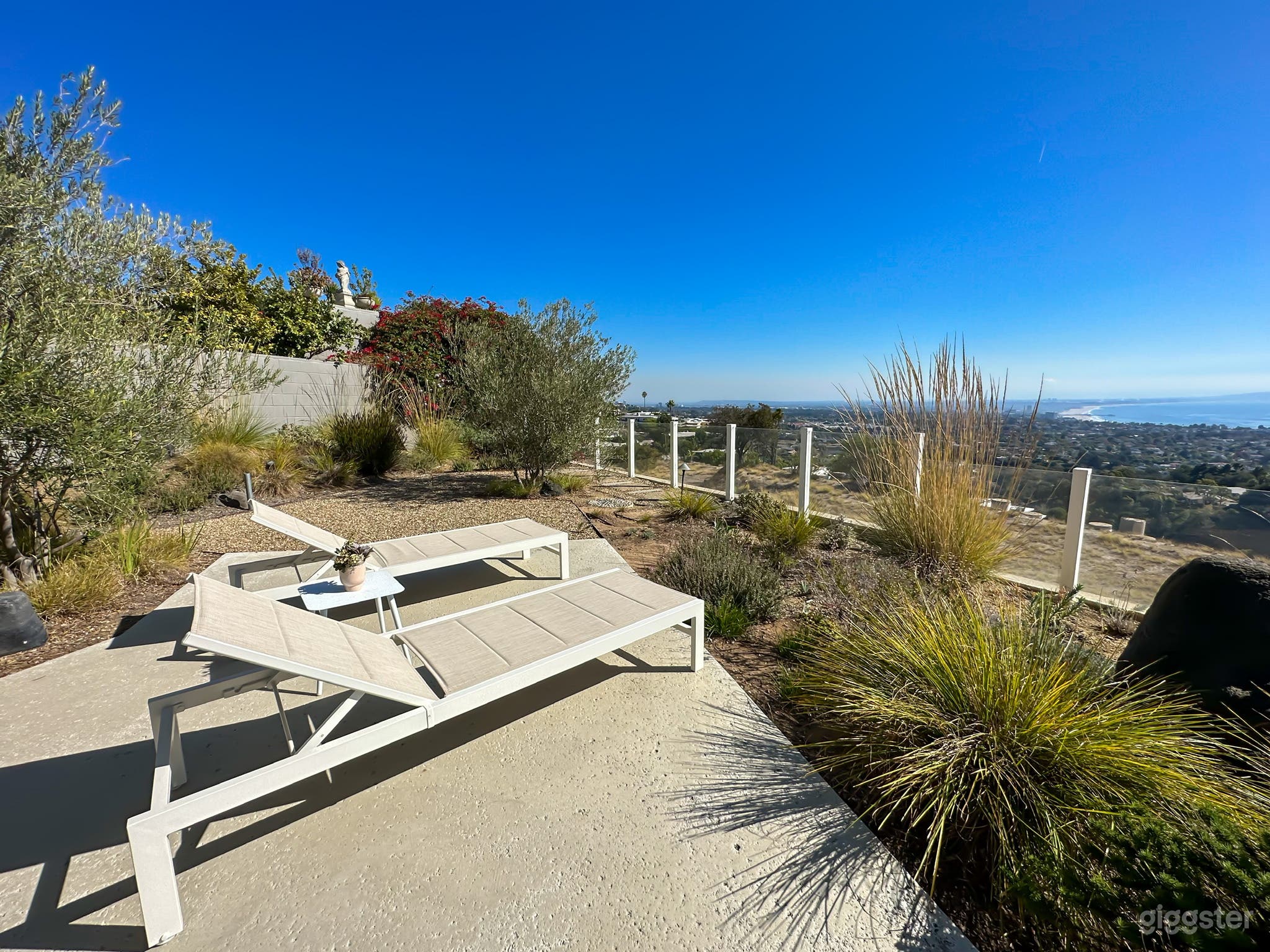 Beautiful Modern House with City &amp; Ocean Views Photo 3