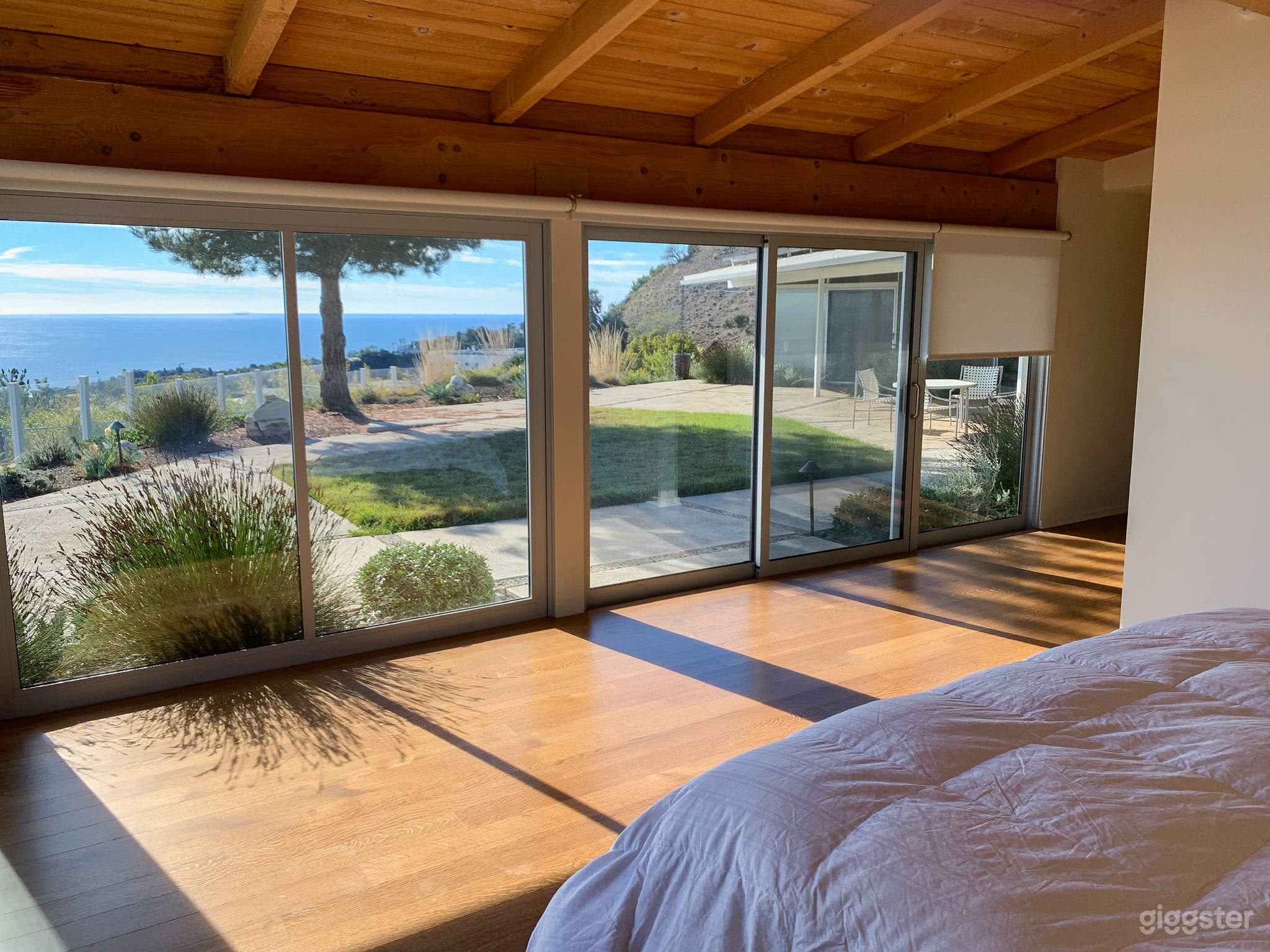 Beautiful Modern House with City &amp; Ocean Views Photo 4