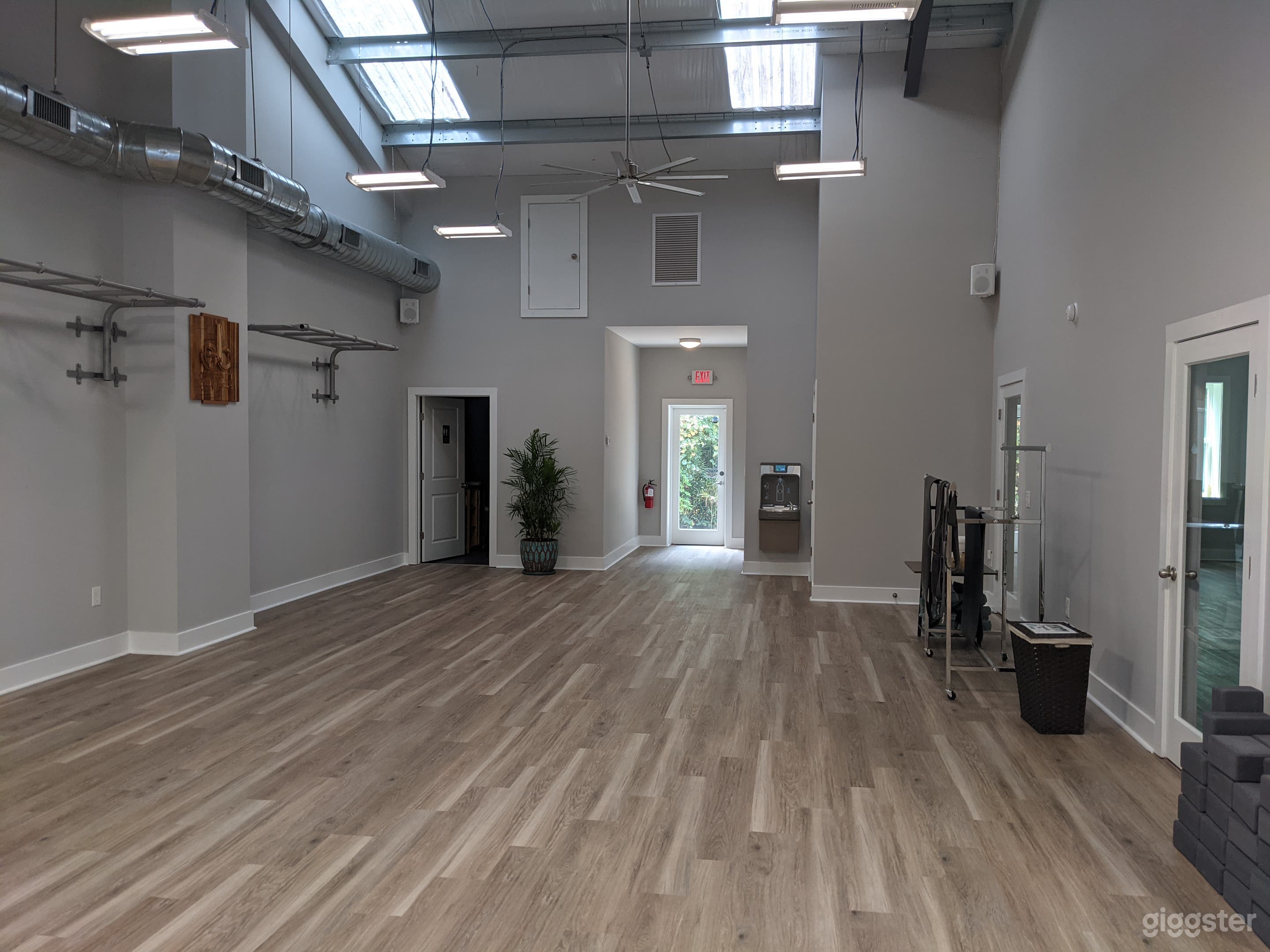 Main room, appx. 1000 sq. ft.