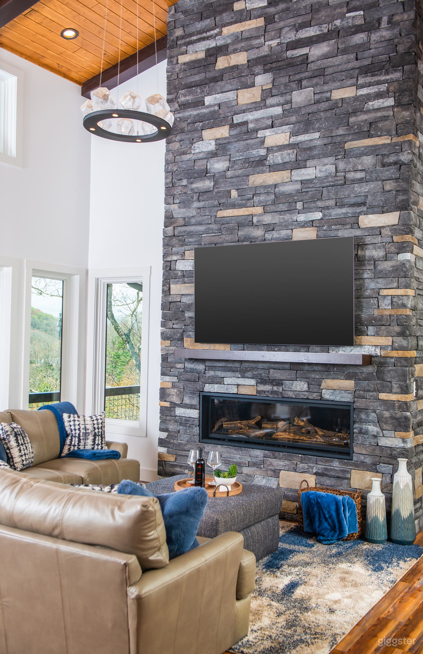 One-of-A-Kind Modern Luxury in the Mountains Photo 3