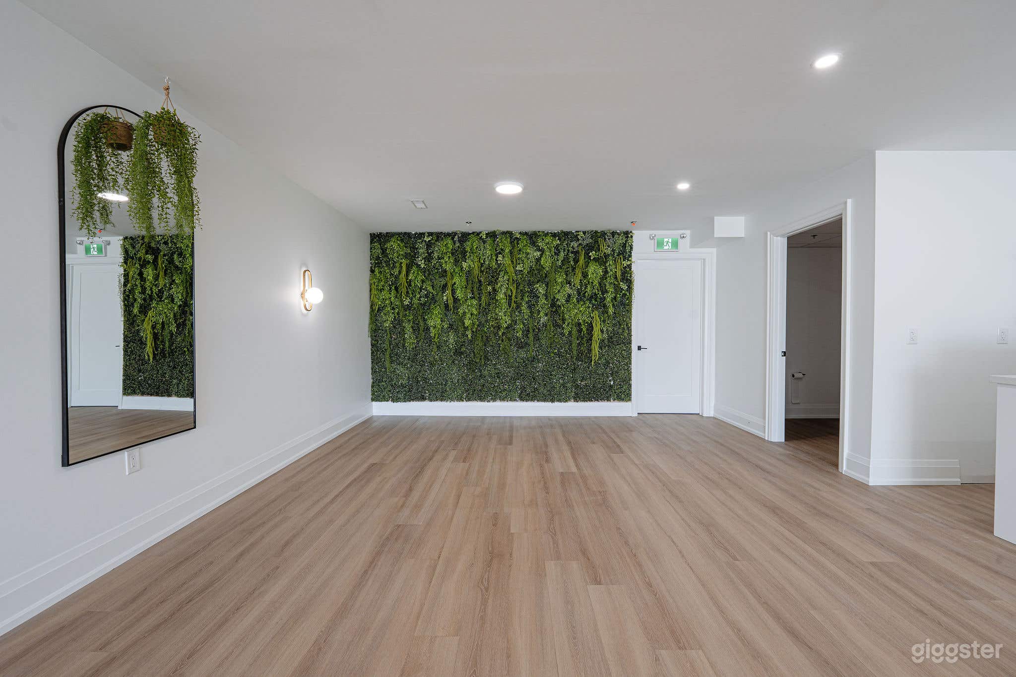 2 Floor Vibrant Venue in Mississauga Photo 4