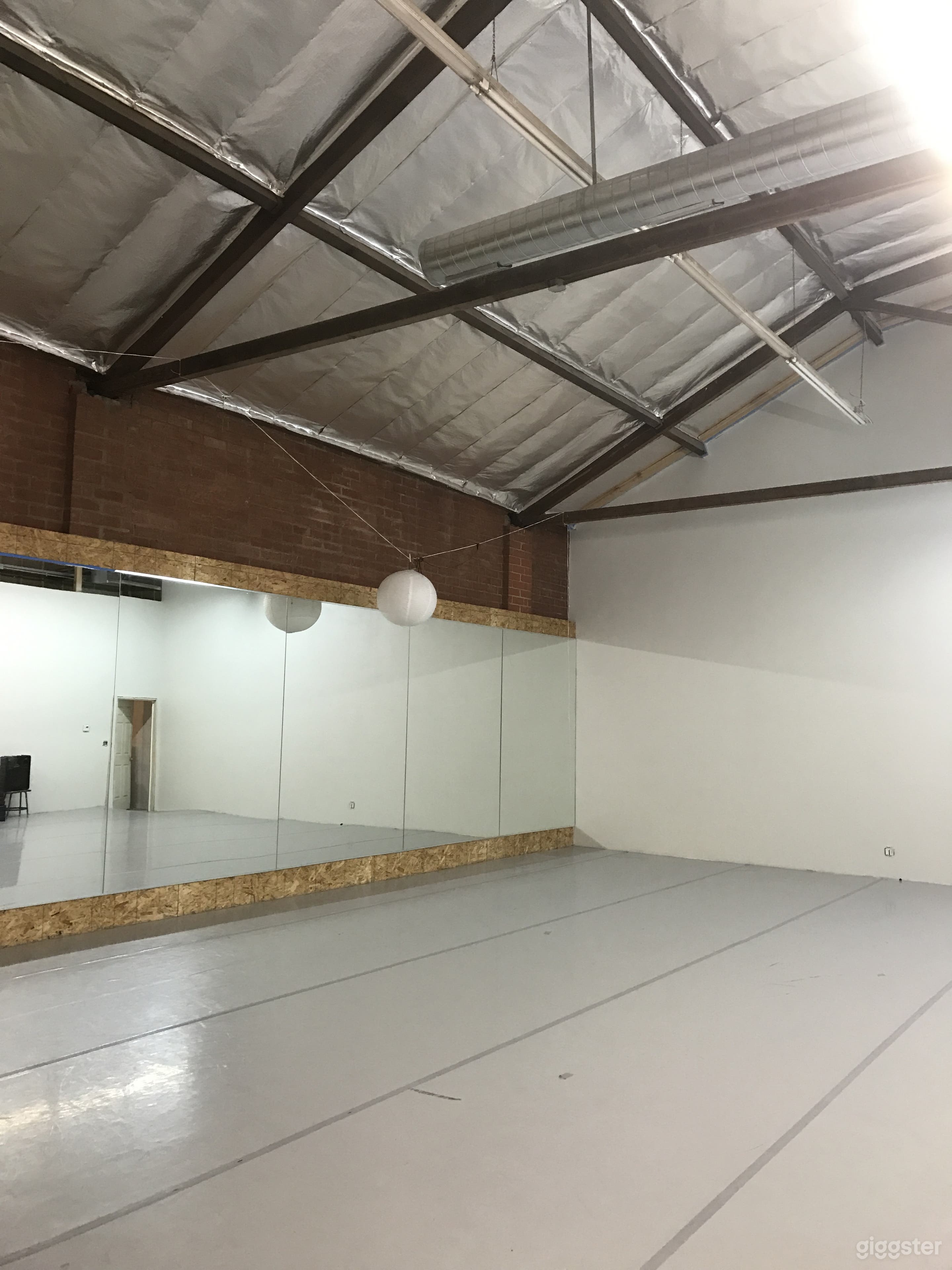STUDIO B Photo 3