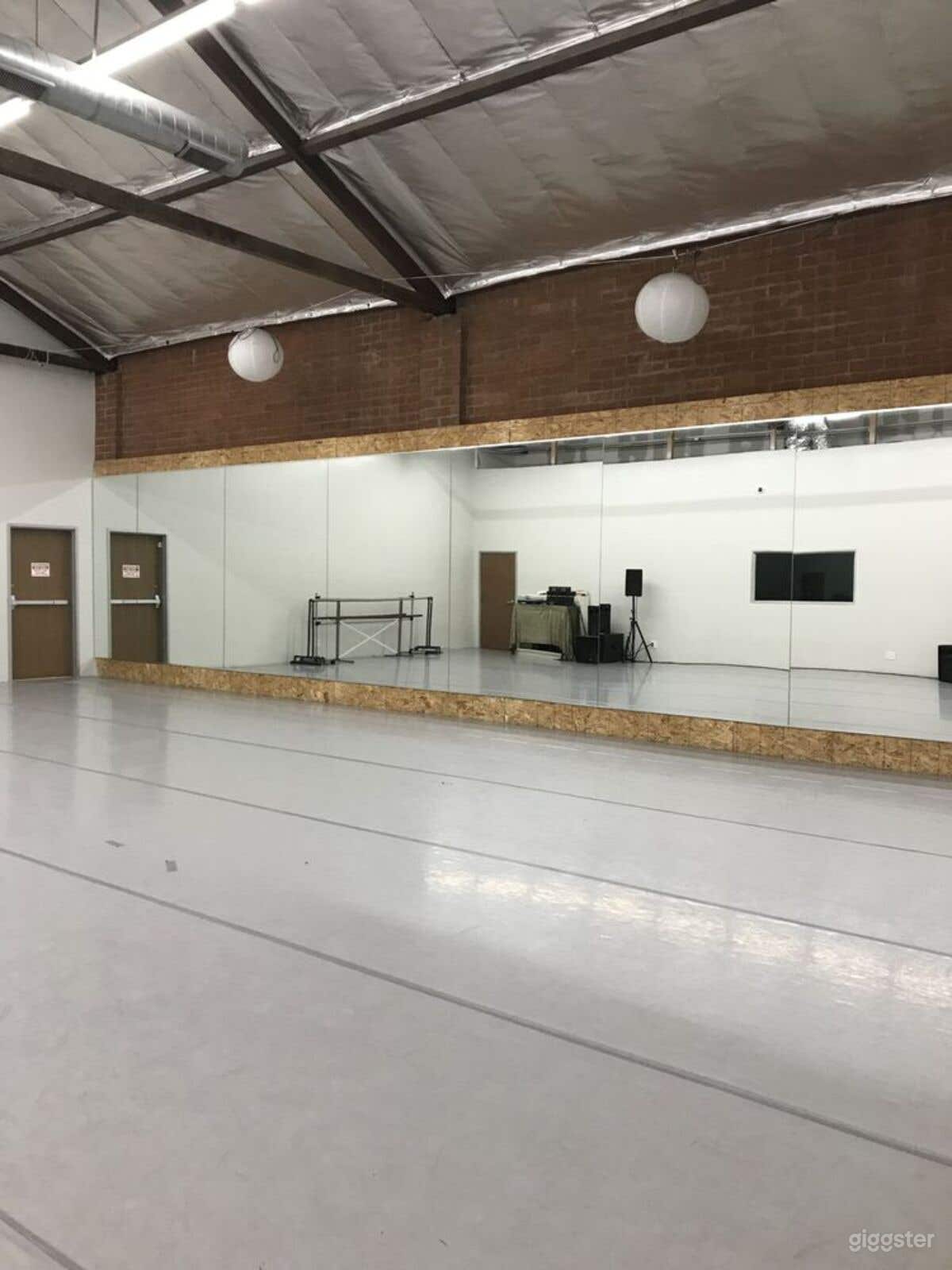 STUDIO B Photo 4