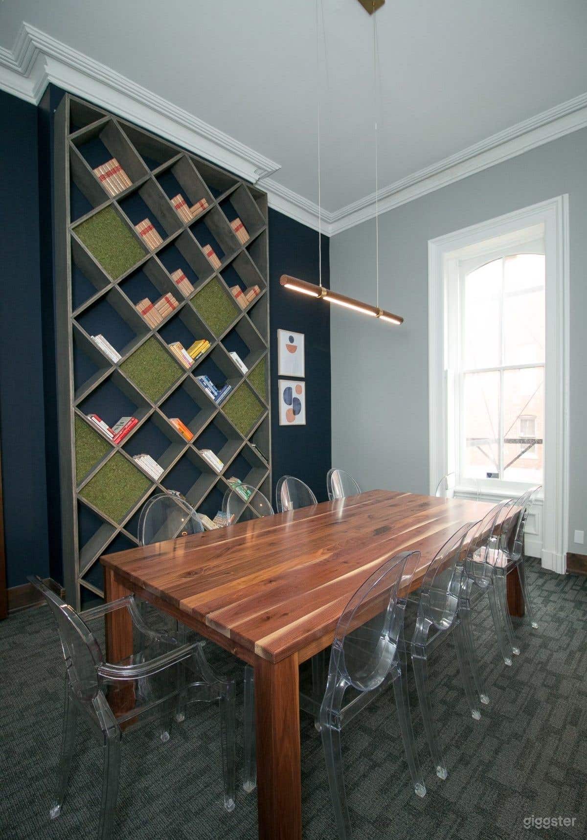 Downtown lounge with offstreet parking Photo 2