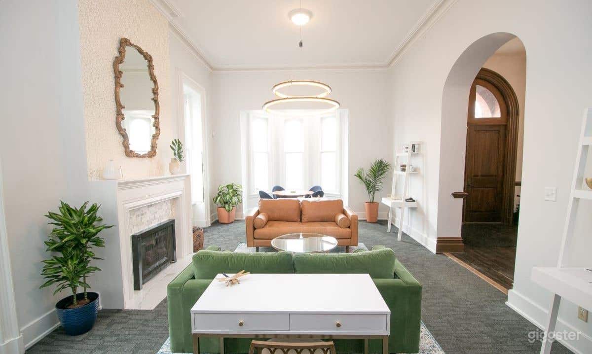 Downtown lounge with offstreet parking Photo 4