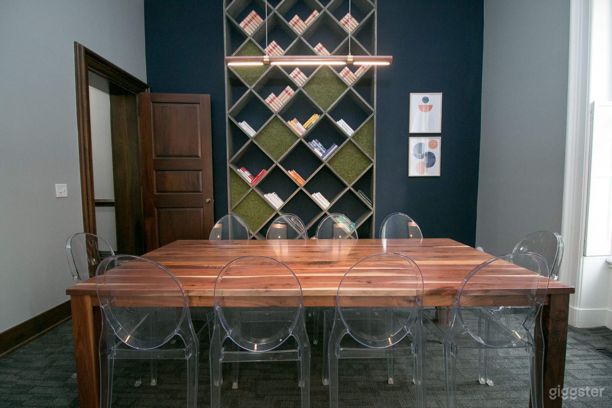 Downtown lounge with offstreet parking Photo 3