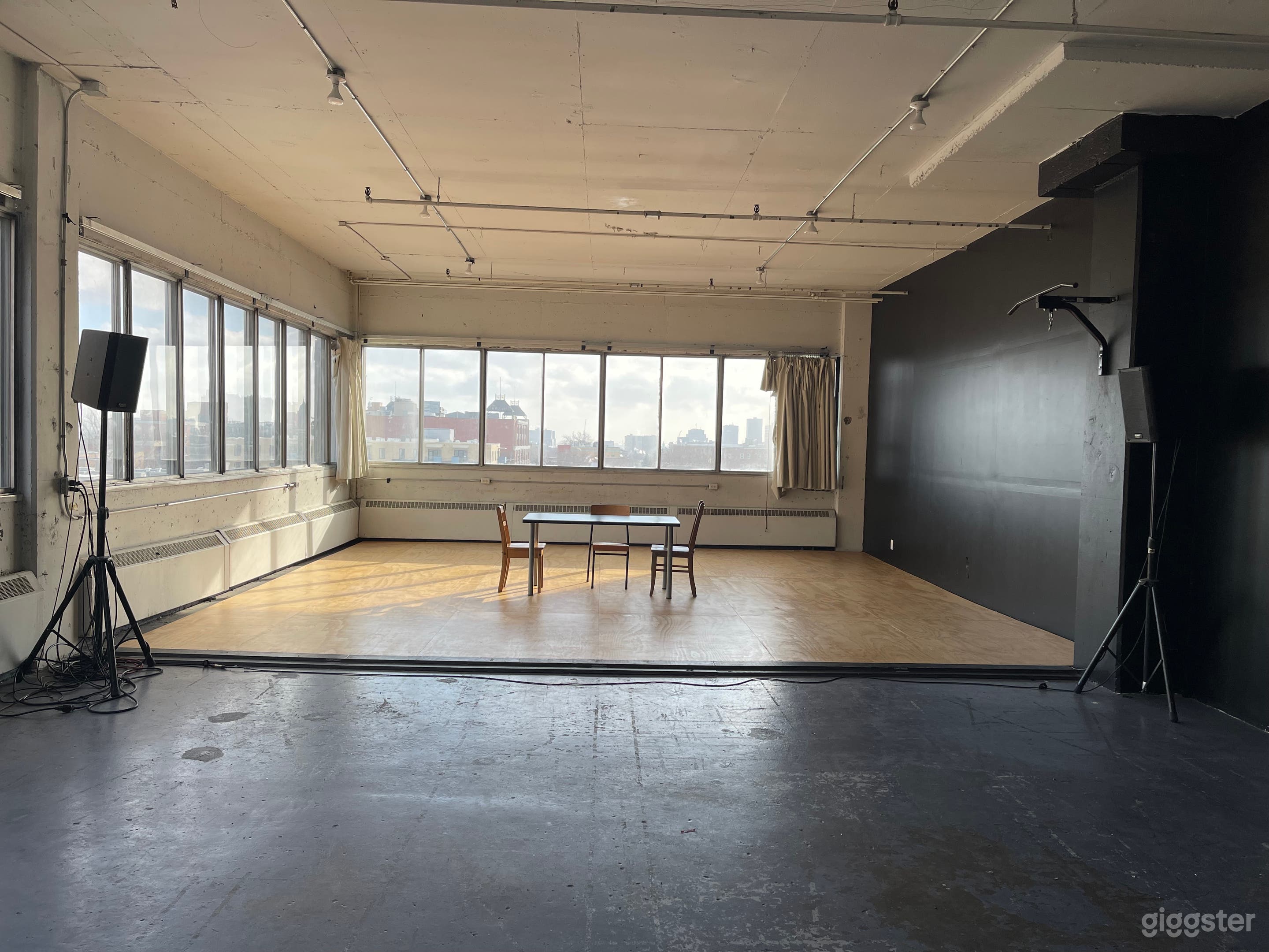 Spacious Corner Studio with Stunning Plateau Views Photo 2