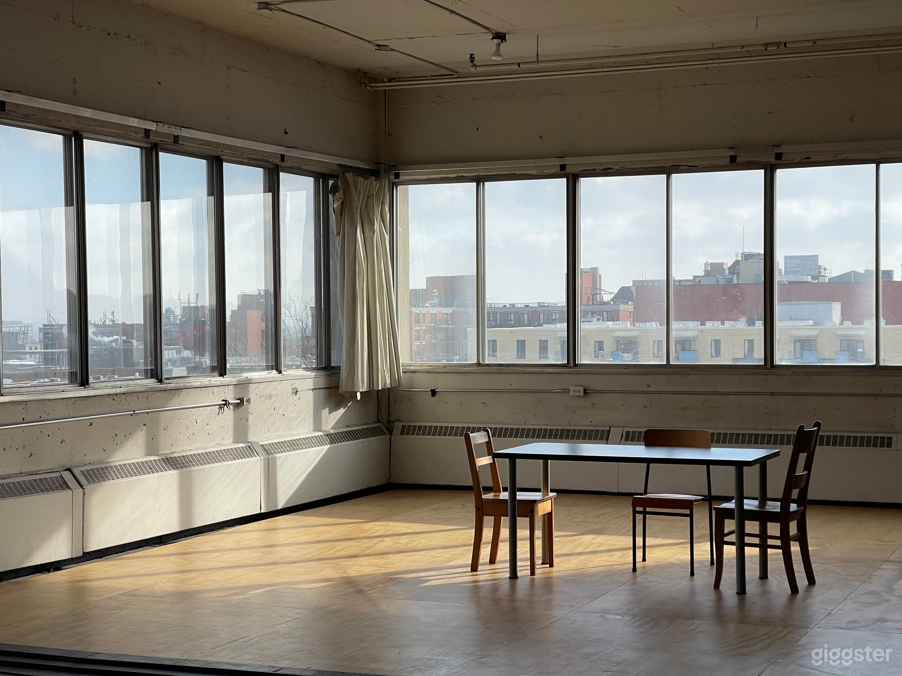 Spacious Corner Studio with Stunning Plateau Views Photo 1