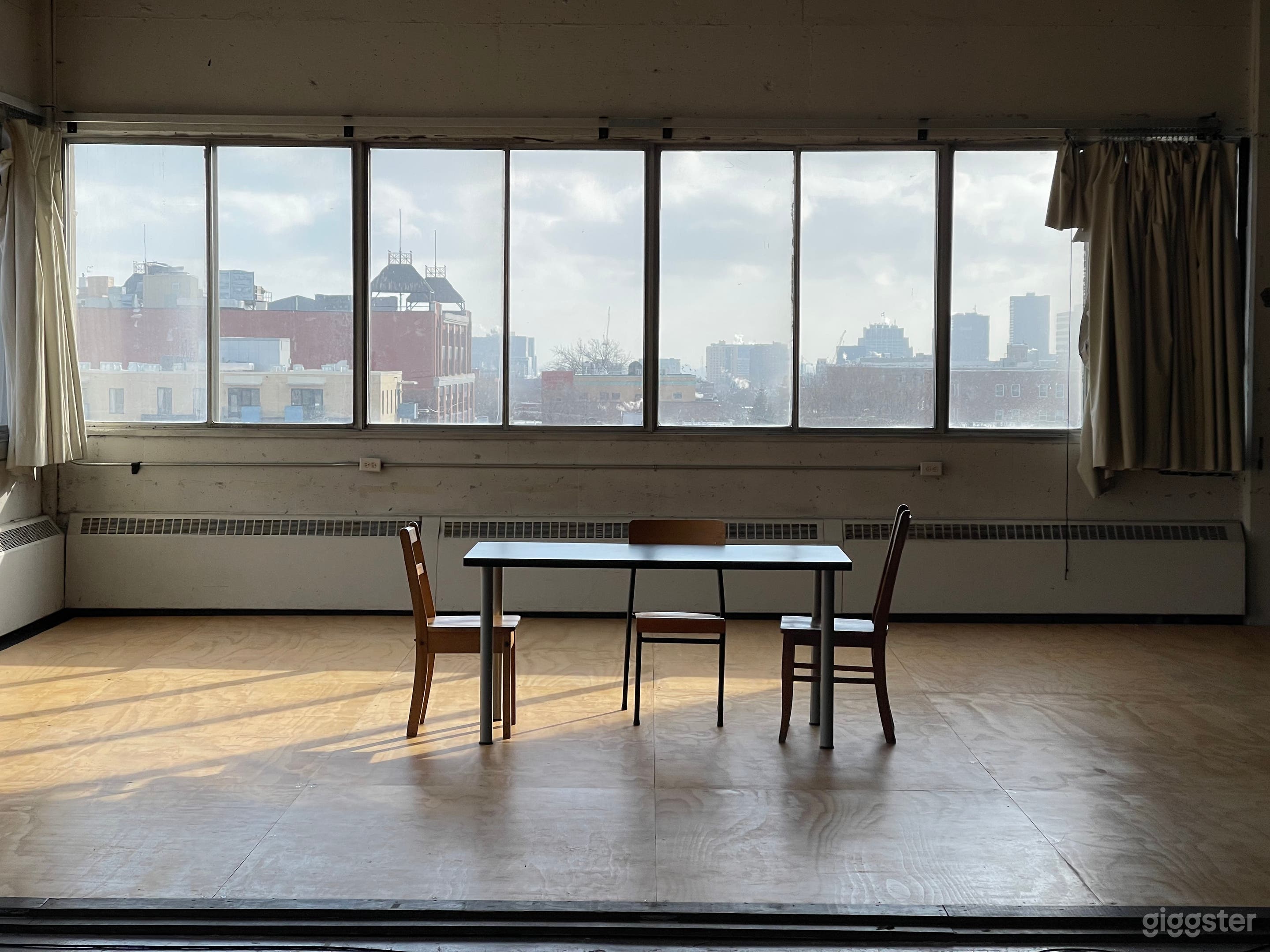 Spacious Corner Studio with Stunning Plateau Views Photo 3