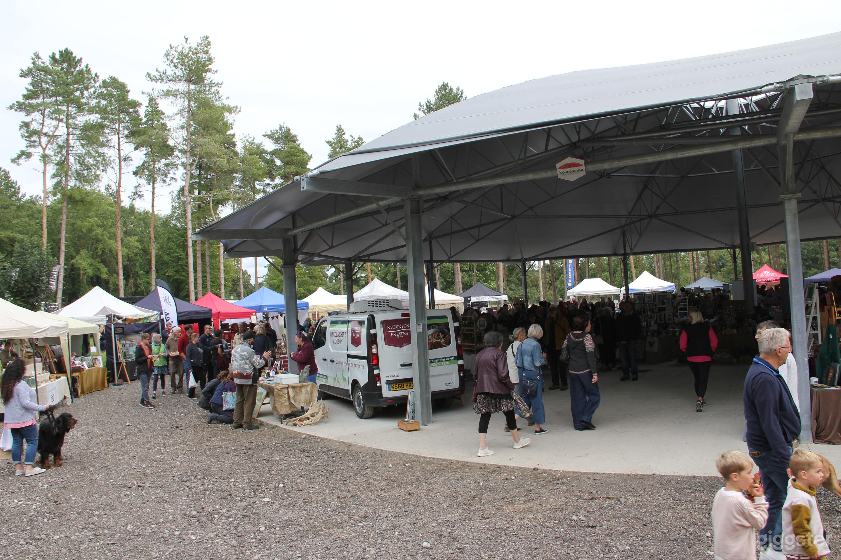 Large Outdoor Parkland, Lake setting with Multiple Venue Hire Options Photo 1