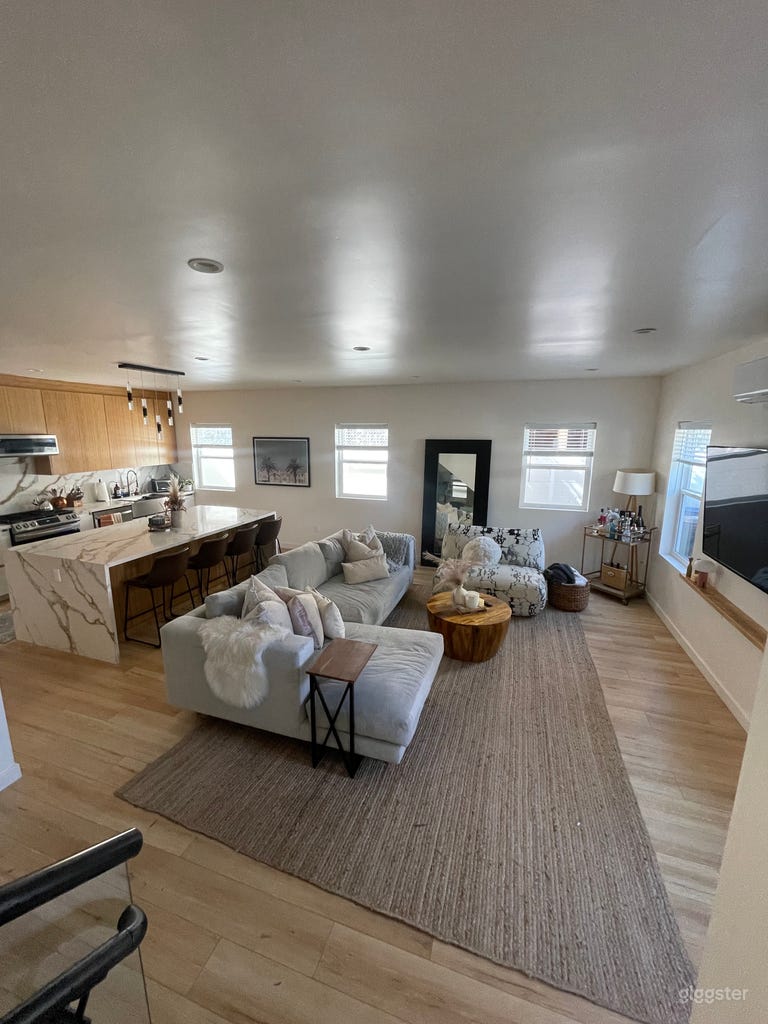  Sunny, Bright Venice Home with Large Deck Space 