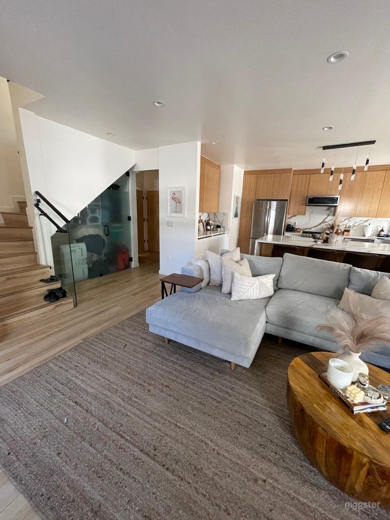  Sunny, Bright Venice Home with Large Deck Space 