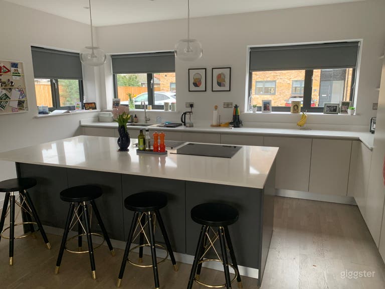  Bright and stylish modern property  