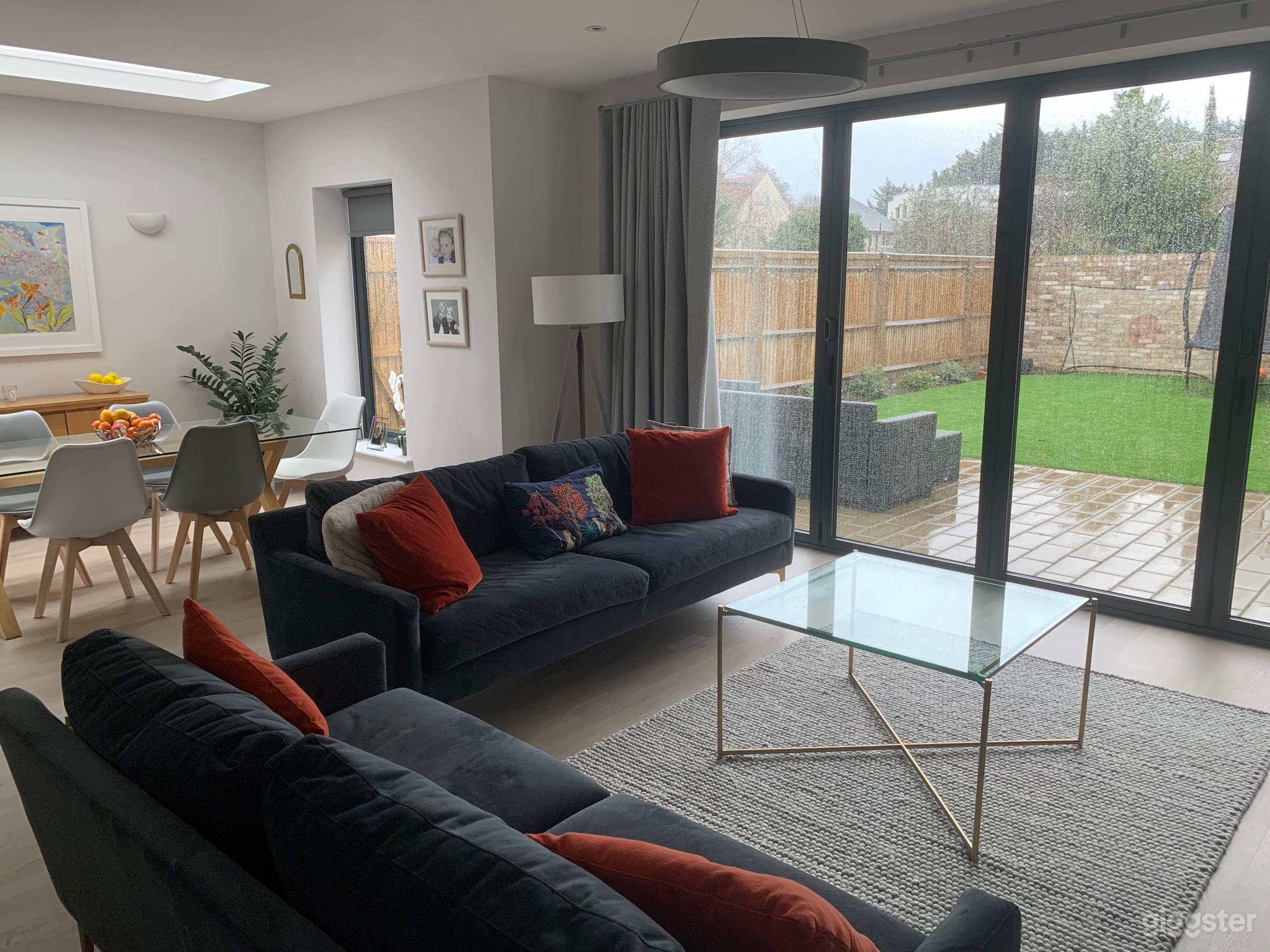 Bright and stylish modern property  Photo 1