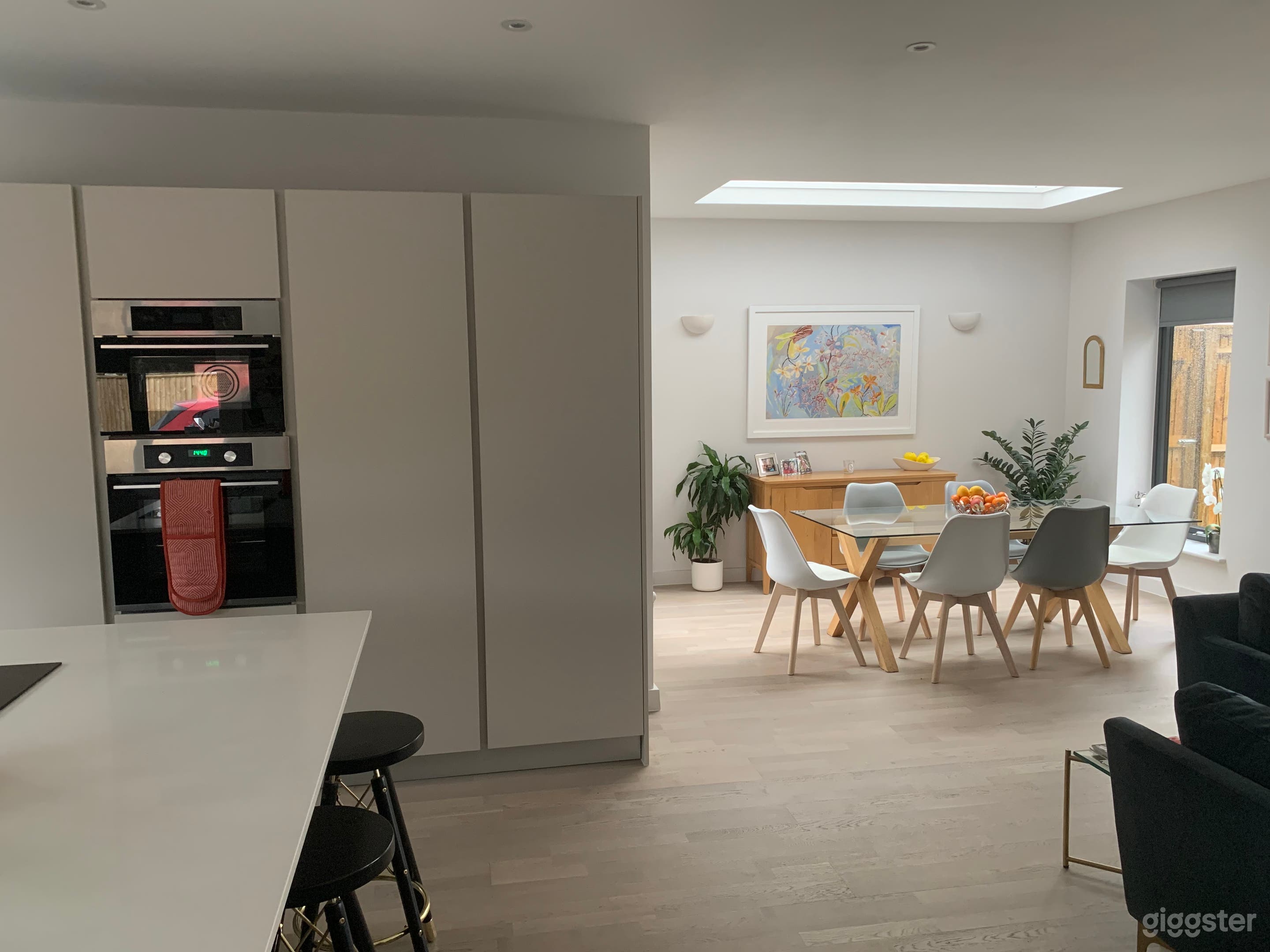 Bright and stylish modern property  Photo 3