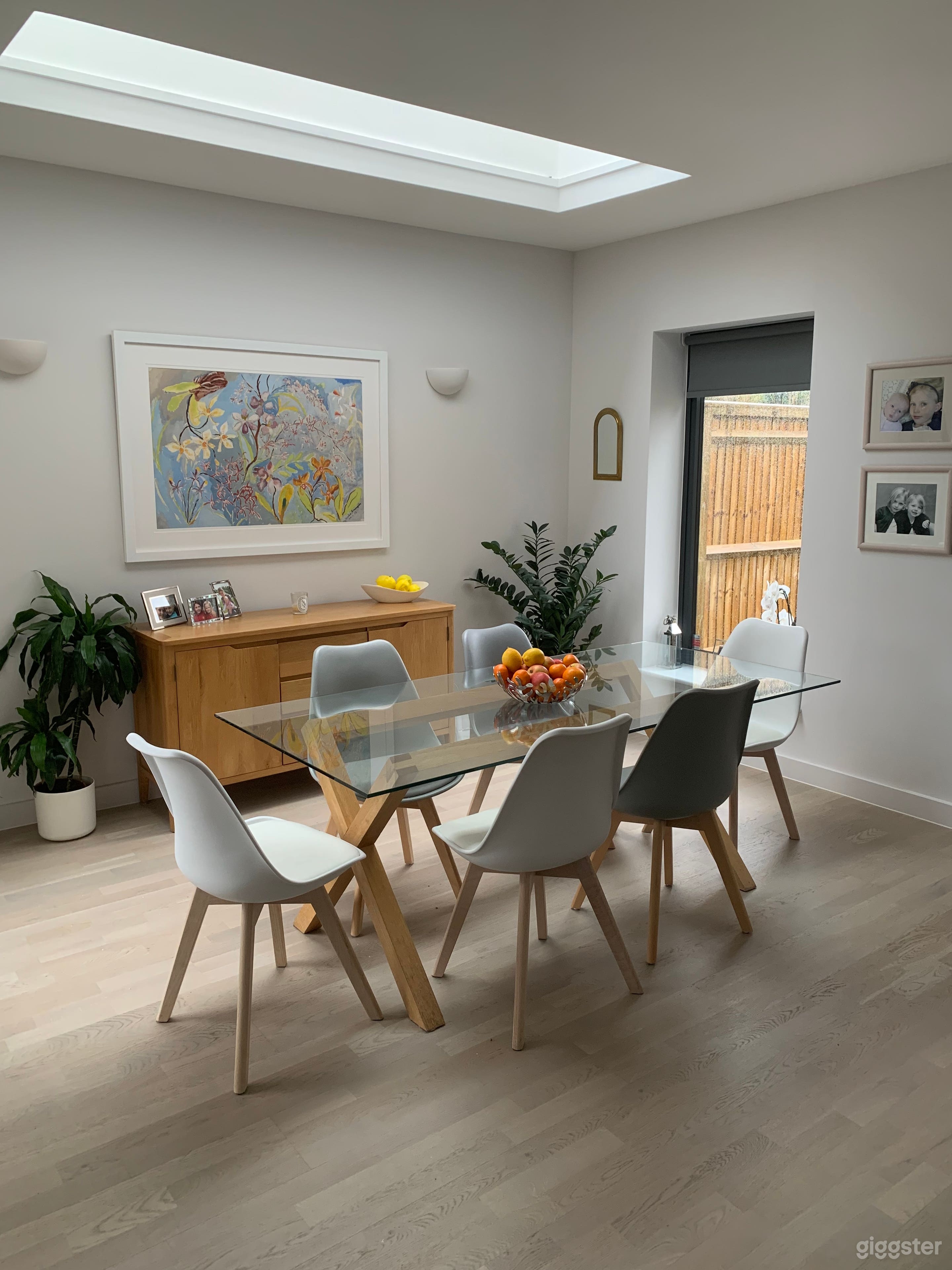 Bright and stylish modern property  Photo 4