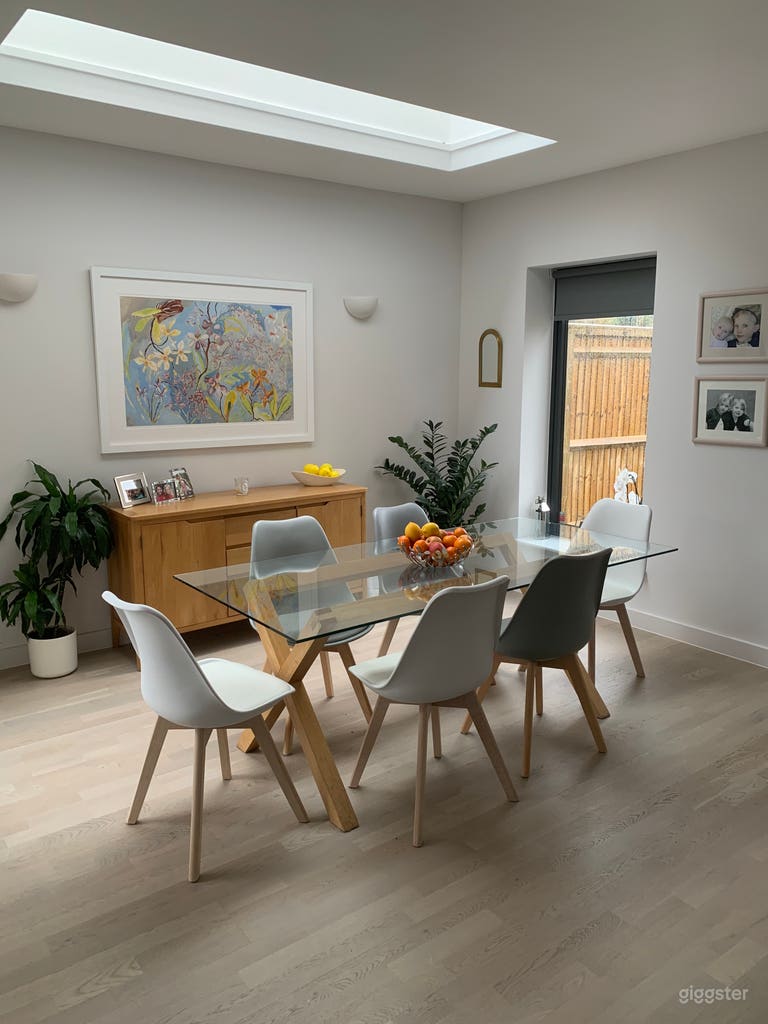  Bright and stylish modern property  