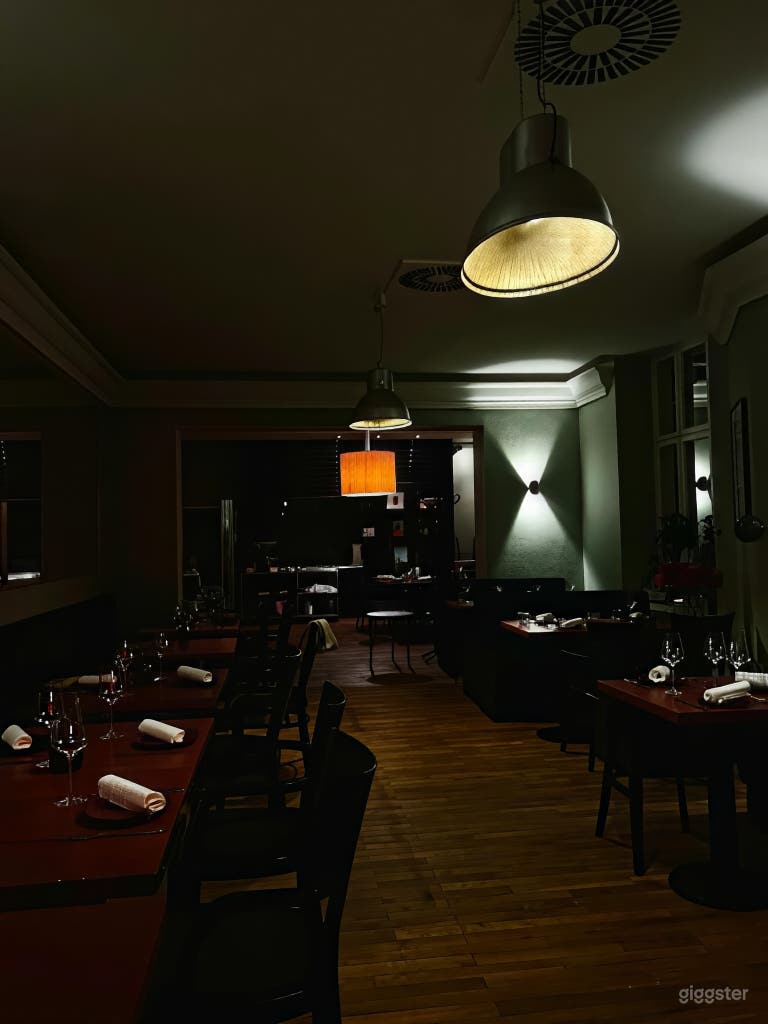  Restaurante europeo moderno con marco elegante 
