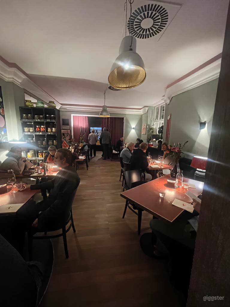  Restaurante europeo moderno con marco elegante 