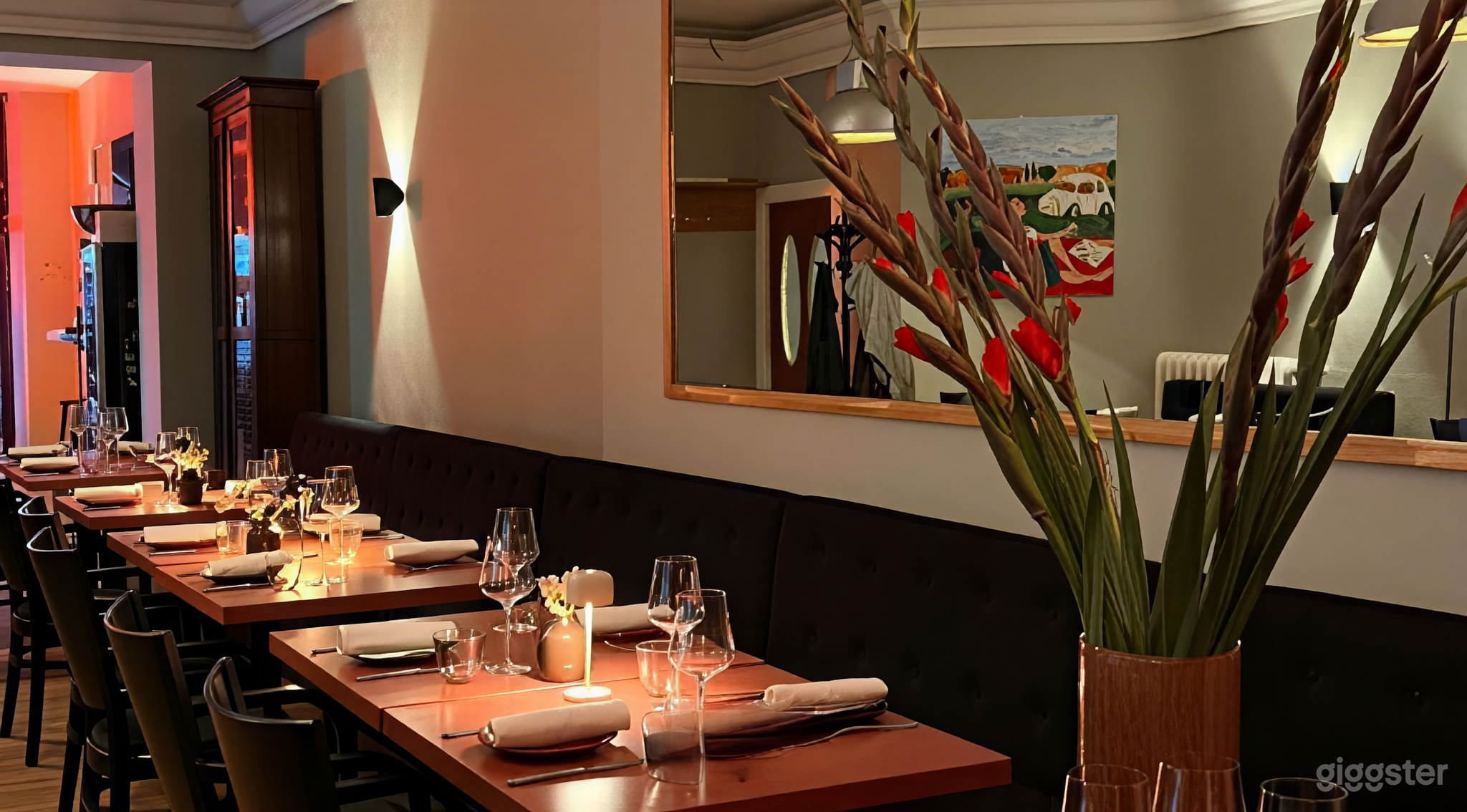 Modernes europäisches Restaurant mit elegantem Kader Foto 2