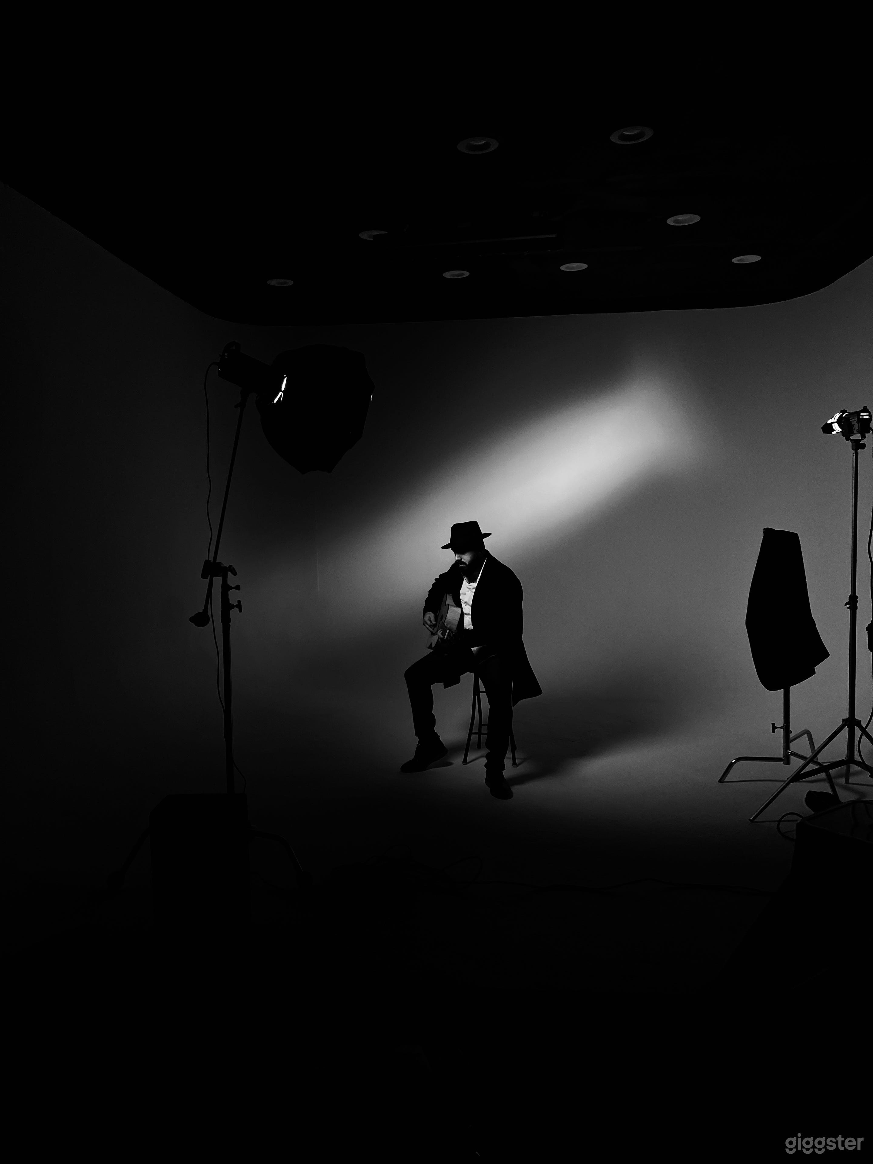 Photography Studio with Infinity Wall Photo 2