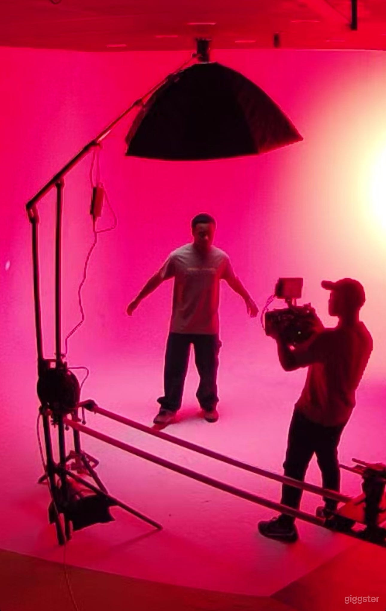 Photography Studio with Infinity Wall Photo 4