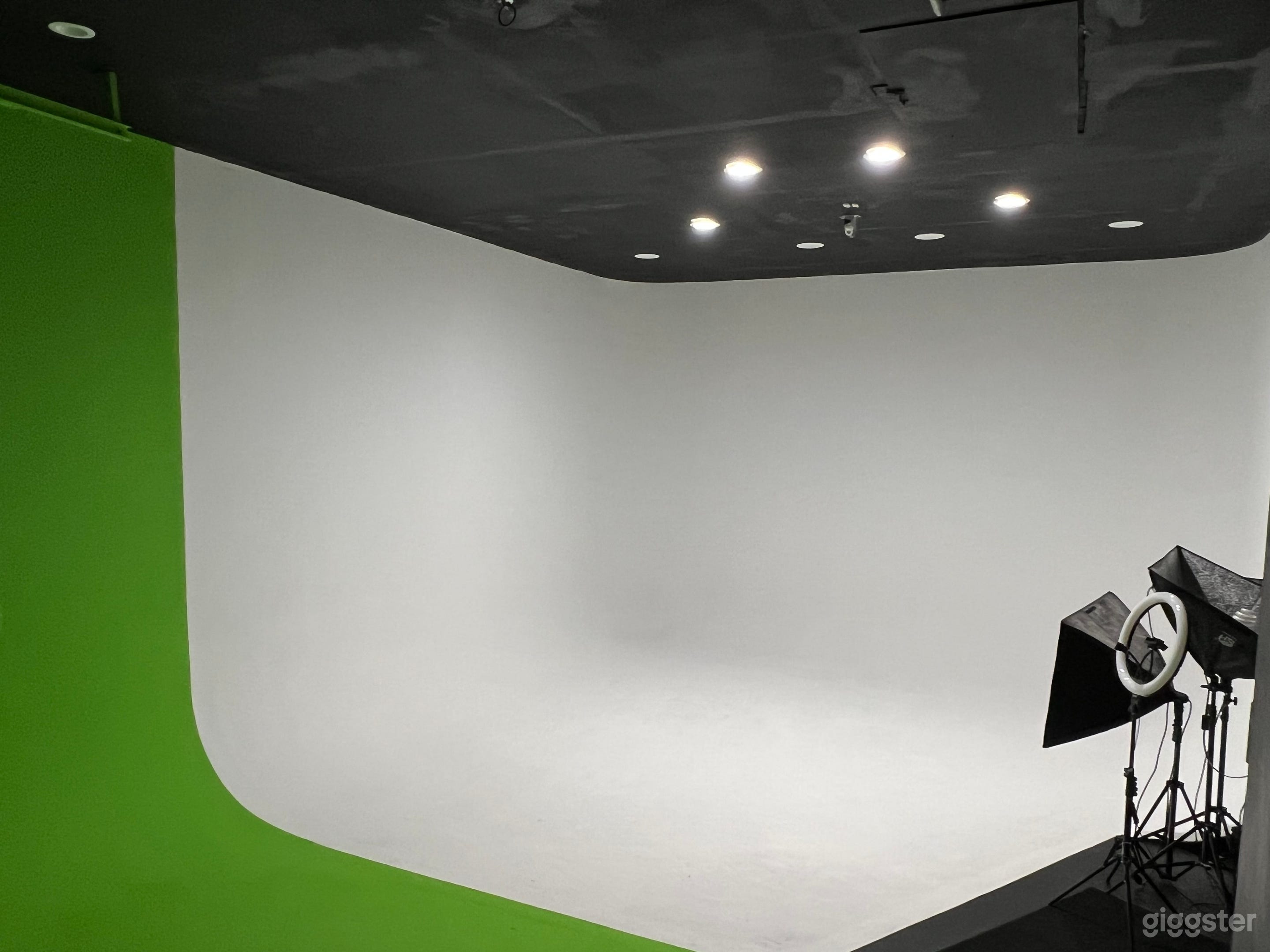 Photography Studio with Infinity Wall Photo 1
