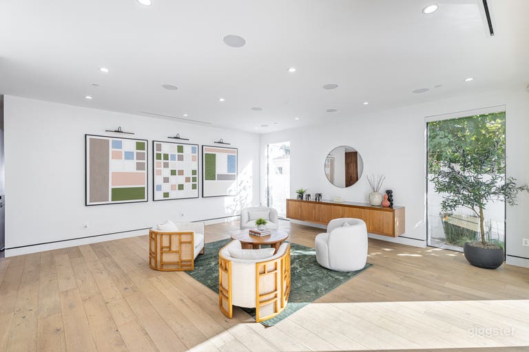  Cozy Retreat - Natural Lighting!!!! 