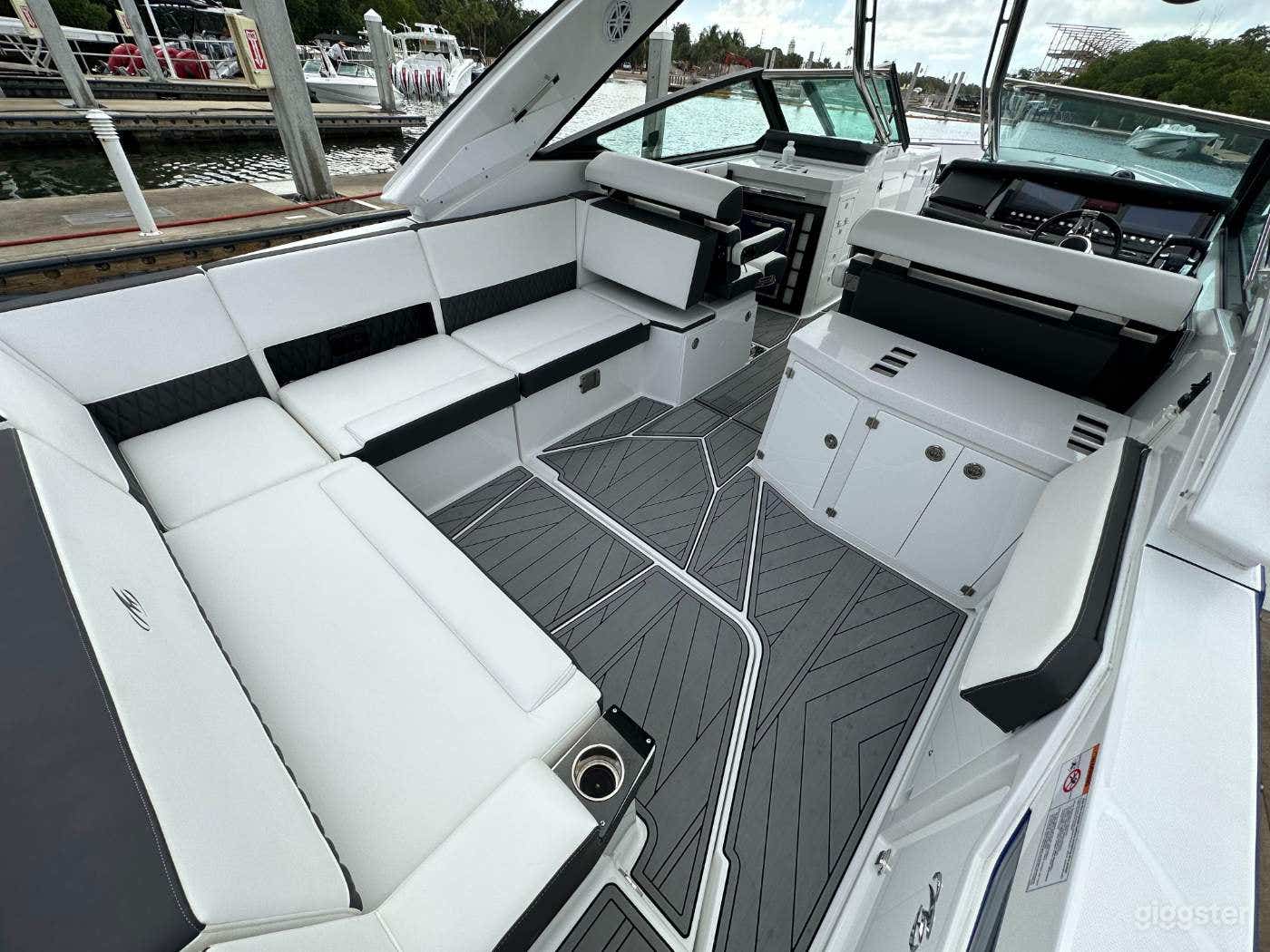 38' MONTEREY YACHT Photo 4