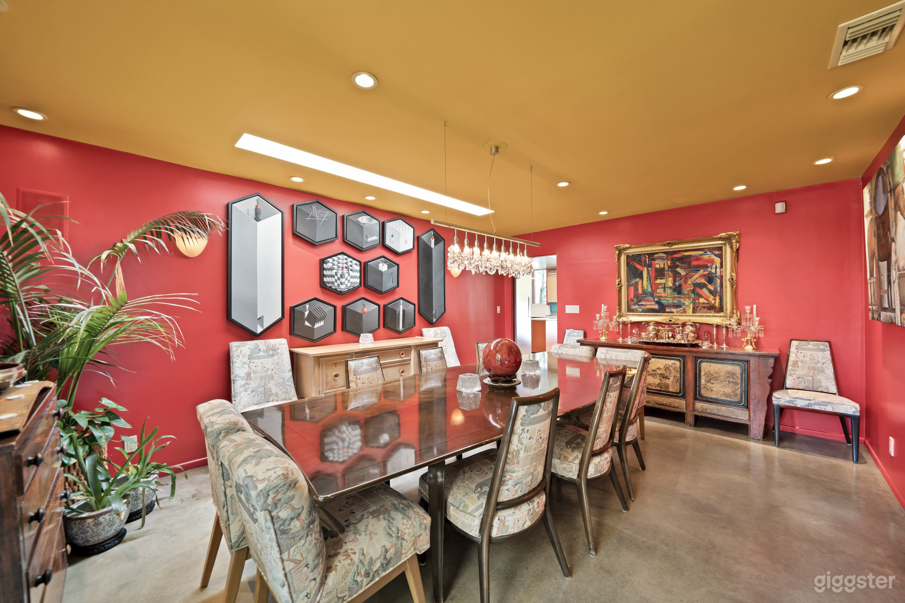 LUSH MID-CENTURY MODERN DREAM WITH VIBRANT FLAIR Photo 4