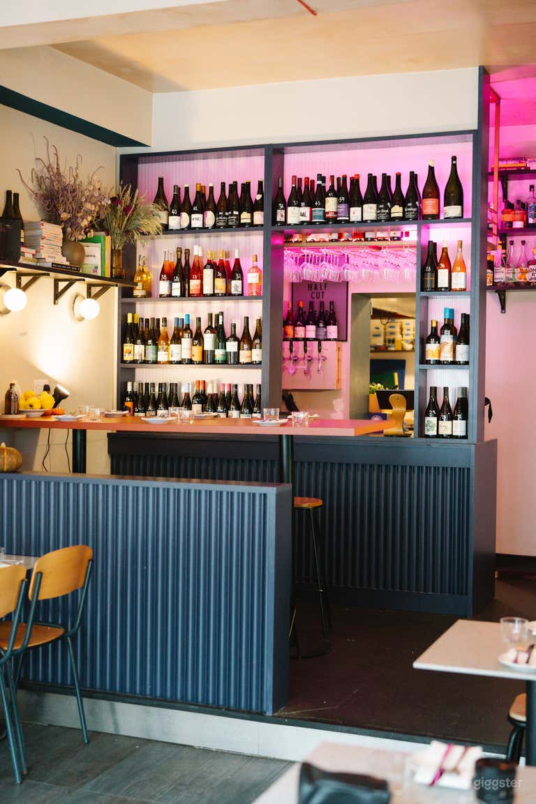  Restaurant und Weinbar mit straßenseitiger Außensitzgelegenheit 