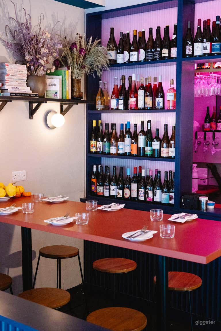  Restaurant und Weinbar mit straßenseitiger Außensitzgelegenheit 