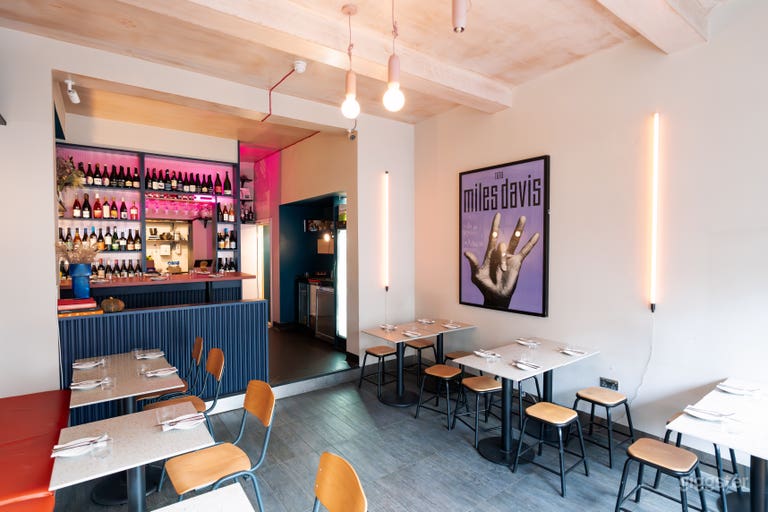  Restaurant und Weinbar mit straßenseitiger Außensitzgelegenheit 