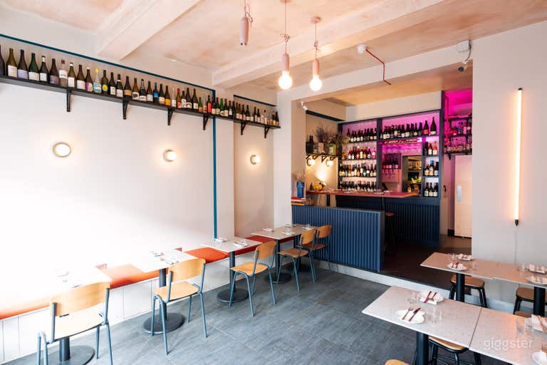  Restaurant und Weinbar mit straßenseitiger Außensitzgelegenheit 