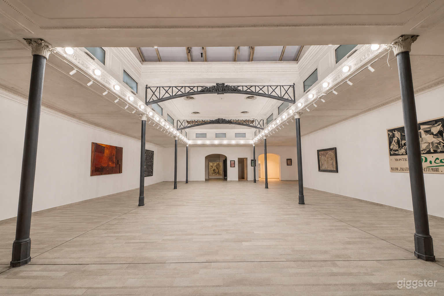 Foto di Large 450 sqm space on the street in the center of Rome 1