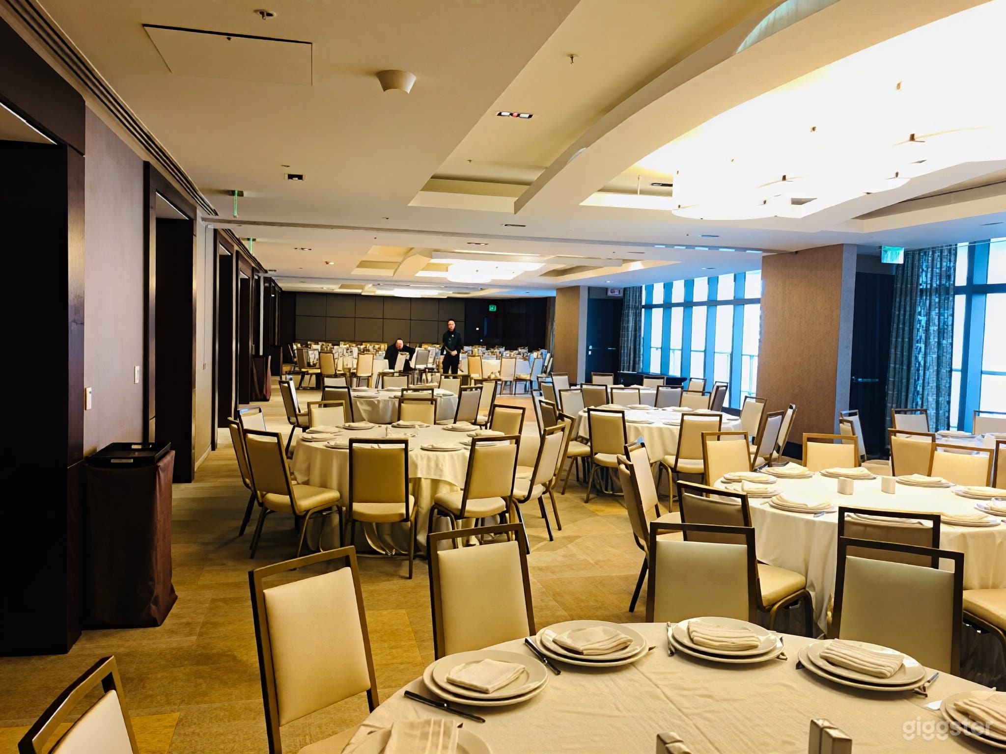 Elegant Junior Ballroom for Events & Meetings Photo 4