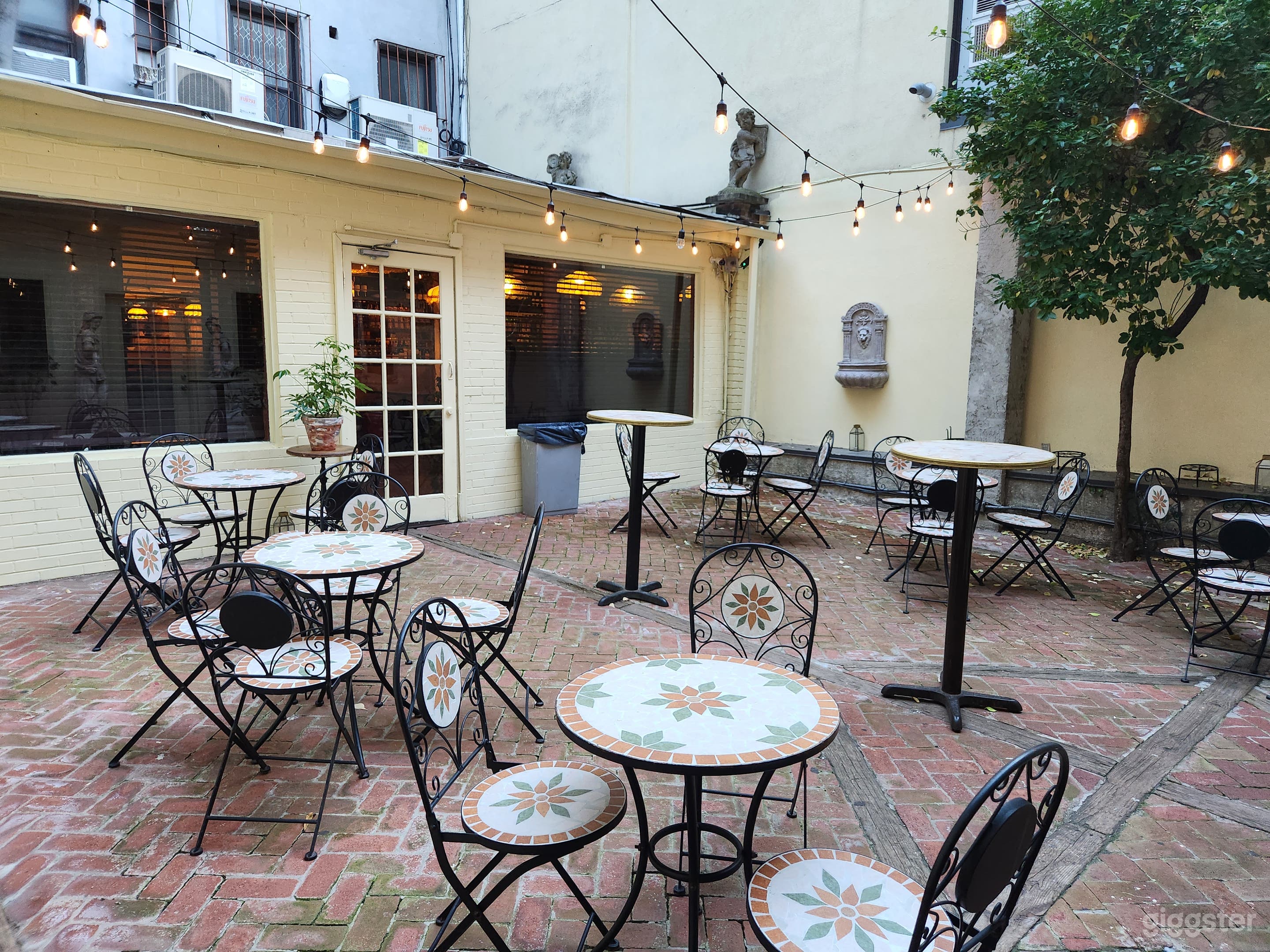 Cozy LOUNGE/RESTAURANT by SHAPIRA Photo 2