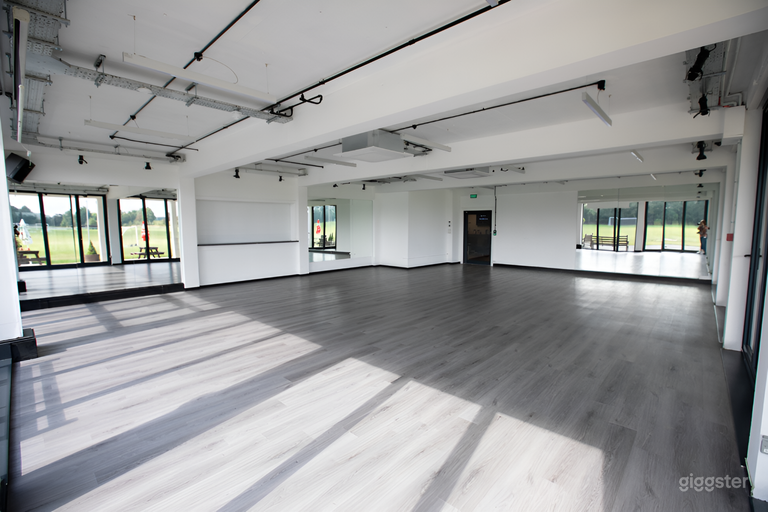  THE STUDIO 
