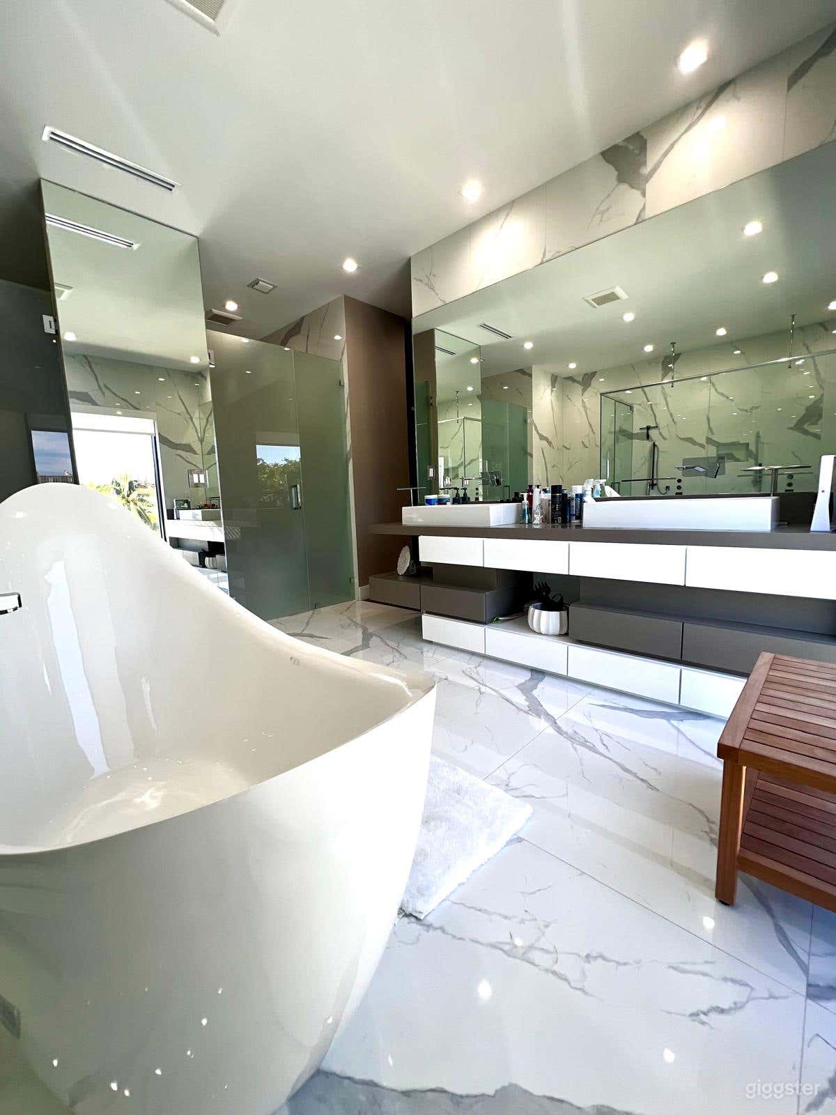 VIP North Miami Beach Retreat Photo 2