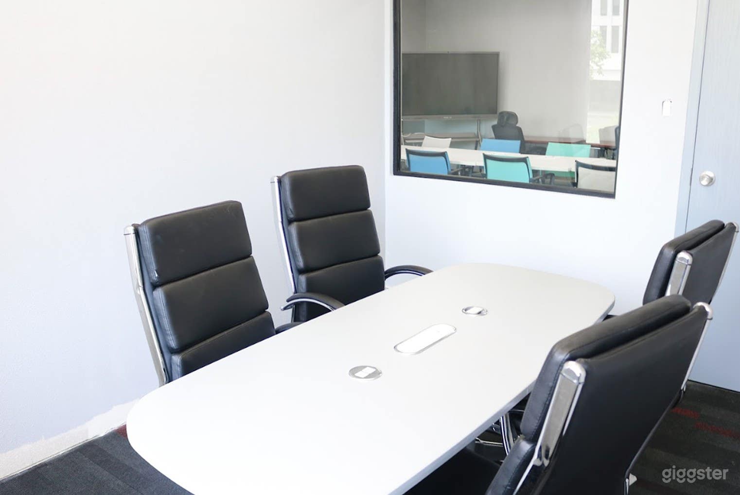 Private 4–6 Person Conference Room Photo 4