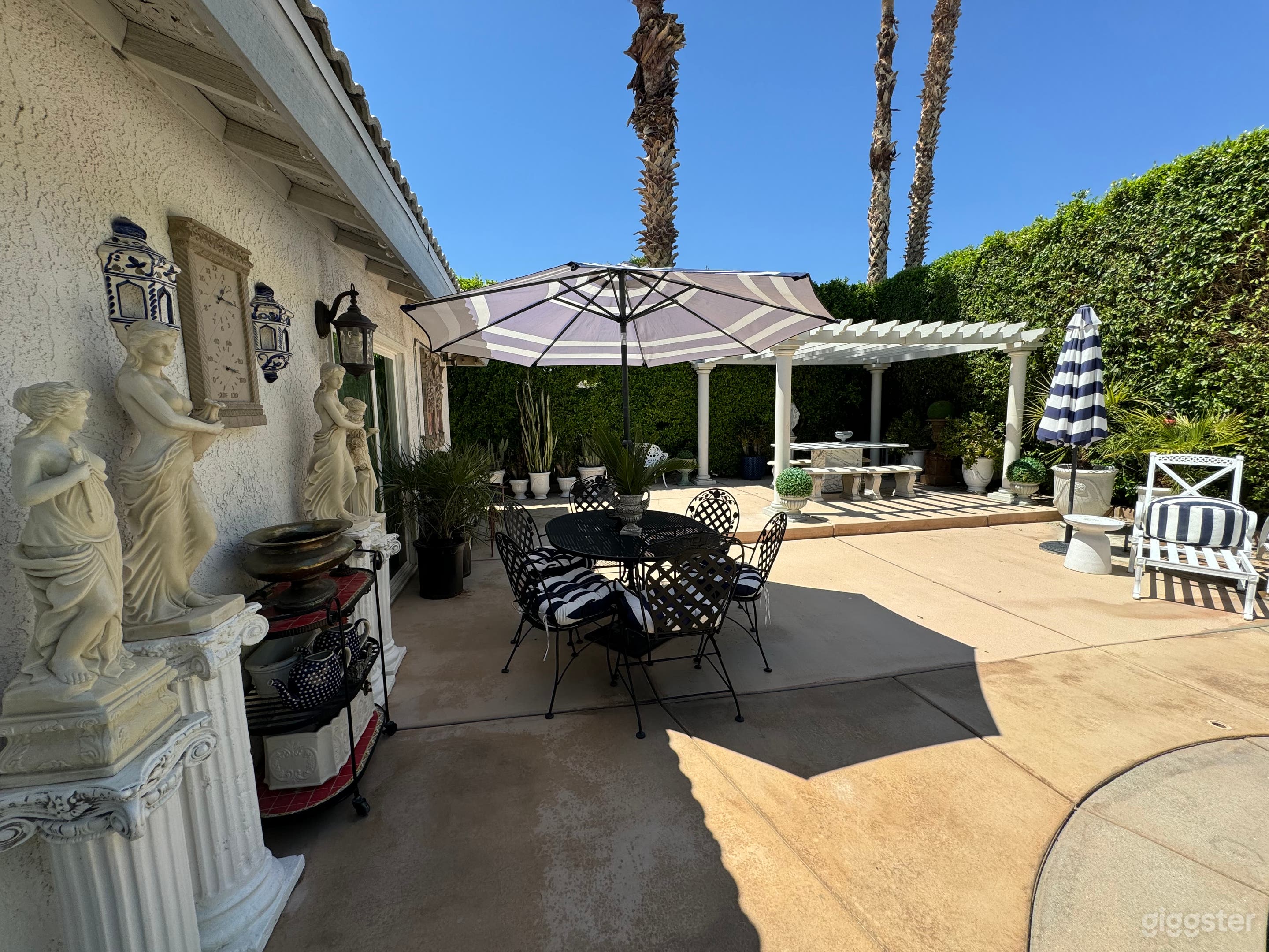 Beautiful house and pool in Palm Springs Photo 3