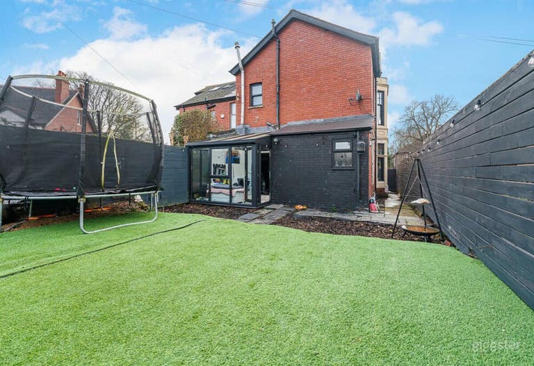  Stylish, Spacious City Hideaway - Sleeps up to 10 