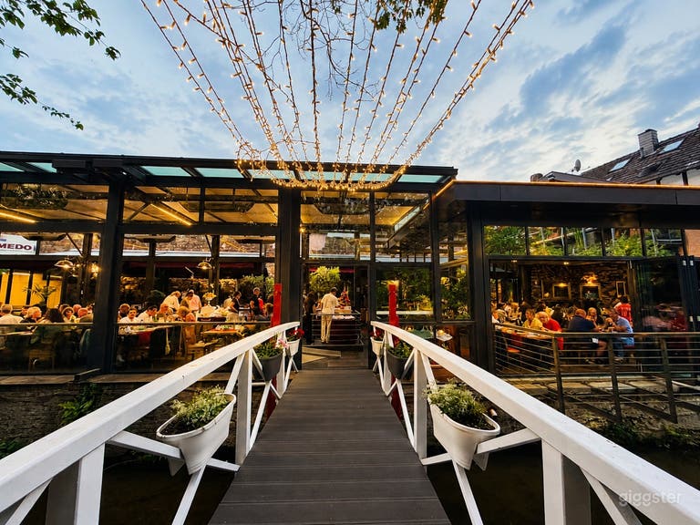  Elegant restaurant on the water with glass atrium & picturesque  