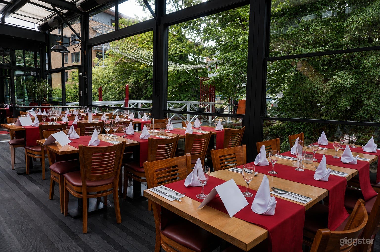 Elegant restaurant on the water with glass atrium & picturesque  Foto 2