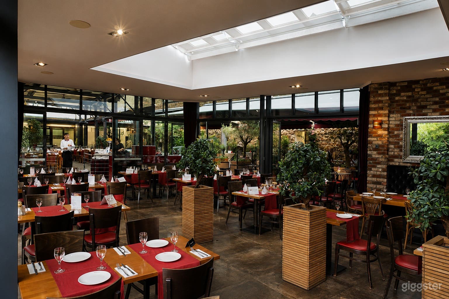 Elegant restaurant on the water with glass atrium & picturesque  Foto 4