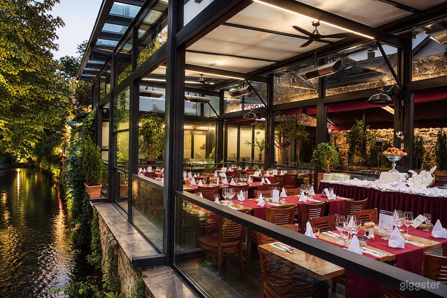 Elegant restaurant on the water with glass atrium & picturesque  Foto 3