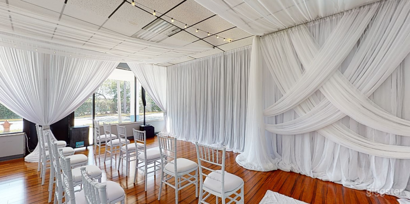 Polished Ceremony Room with Windows in Clearwater Photo 4